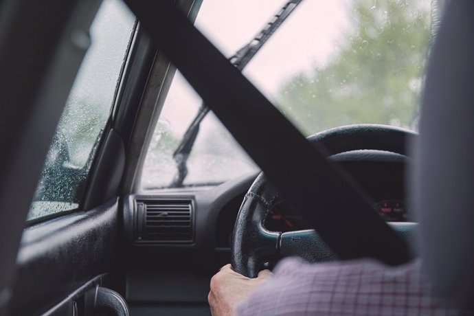 Imagen de un vehículo en día de lluvia.