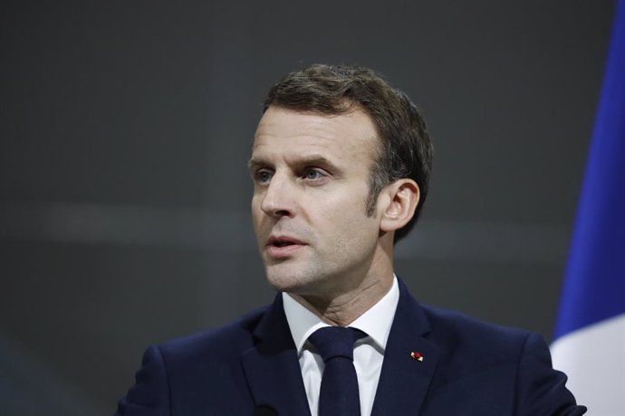 Francia.- Macron es evacuado de un teatro después de que manifestantes intentara