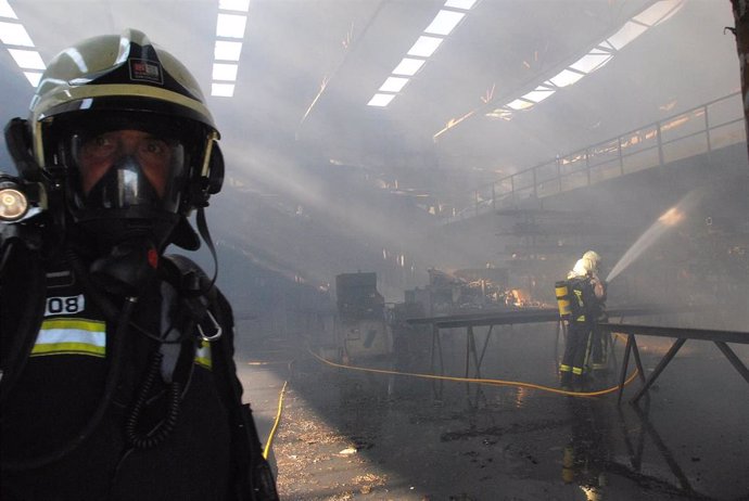 Un bombero durante los trabajos de extinción de un incendio en una fábrica de Orkoien.