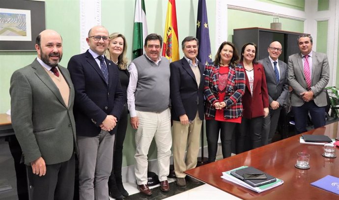 La consejera de Agricultura, Ganadería, Pesca y Desarrollo Sostenible, Carmen Crespo, se reúne con el decano del Colegio Oficial de Ingenieros Agrónomos de Andalucía (Coiaa), Jerónimo Cejudo