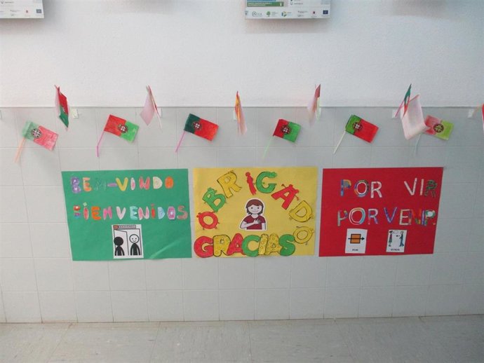 Una delegación de profesores portugueses conoce en Andorra (Teruel) nuevas metodologías educativas.