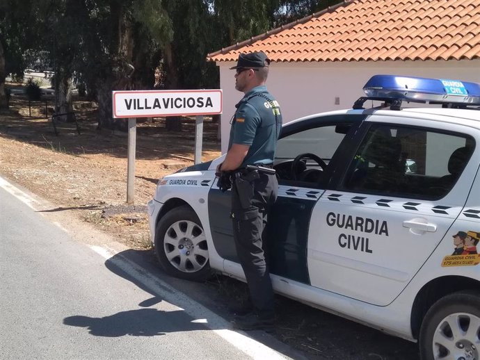 Coche de la Guardia Civil en Villaviciosa de Córdoba