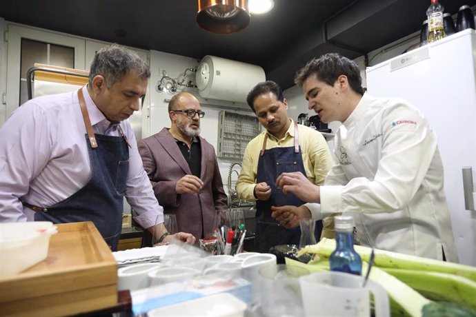 Un momento del showcooking en el que han participado los cocineros navarros y de India