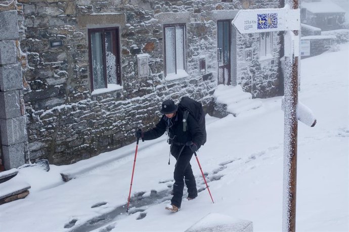 Un peregrino japonés camina con dificultad entre la nieve hacia Santiago de Compostela por el camino francés, en el municipio de  Pedrafita do Cebreiro, en Lugo-País Vasco (España), a 17 de diciembre de 2019.