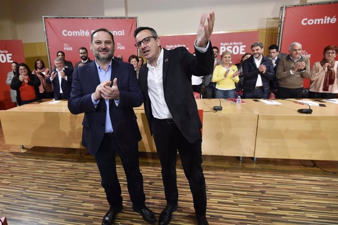 El secretario general del Partido Socialista de la Región de Murcia, Diego Conesa, junto a Ábalos en la clausura del Comité Regional del PSRM