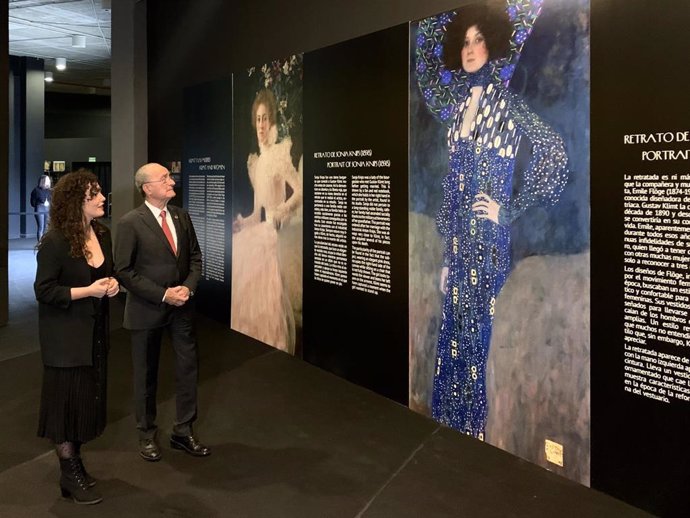 La responsable de Nomad Art para la muestra, Cristina Ortega, y el alcalde de Málaga, Francisco de la Torre, examinan la exposición 'El Oro de Klimt'.
