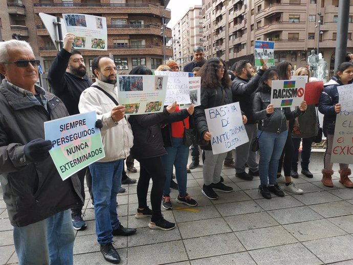 Concentración en Logroño por la memoria histórica gitana