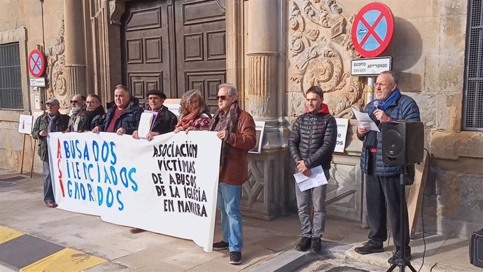 Concentración de la Asociación de Víctimas de Abusos en la Iglesia en Navarra