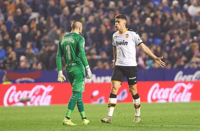 Jaume Doménech y Gabriel Paulista celebran un gol del Valencia CF.