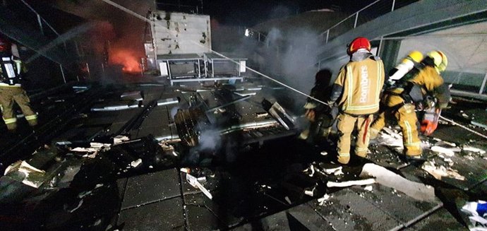 Los bomberos durante las labores de extinción del fuego del aeropuerto de Alicante-Elche