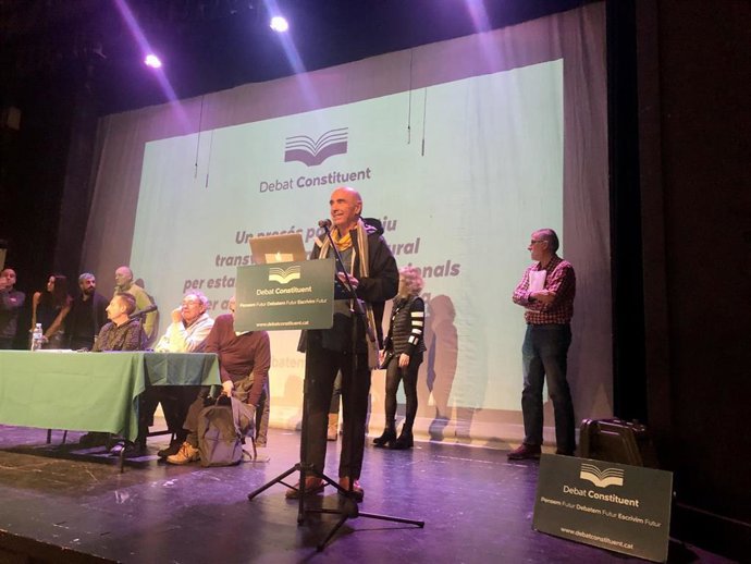 Intervención de Lluís Llach en un encuentro de Debat Constituent.