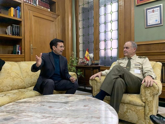 Cuenca (PSOE) se reúne con el Mando de Adiestramiento y Doctrina en el marco del 'Pacto Social por Granada'