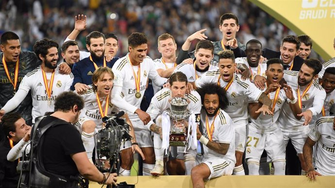 Los jugadores del Real Madrid levantan el trofeo de campeones de la Supercopa de España.
