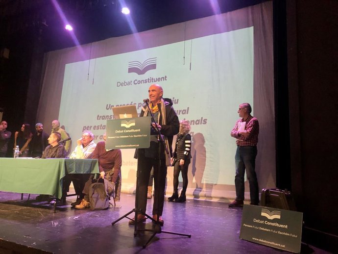Intervenció de Lluís Llach en una trobada de Debat Constituent.