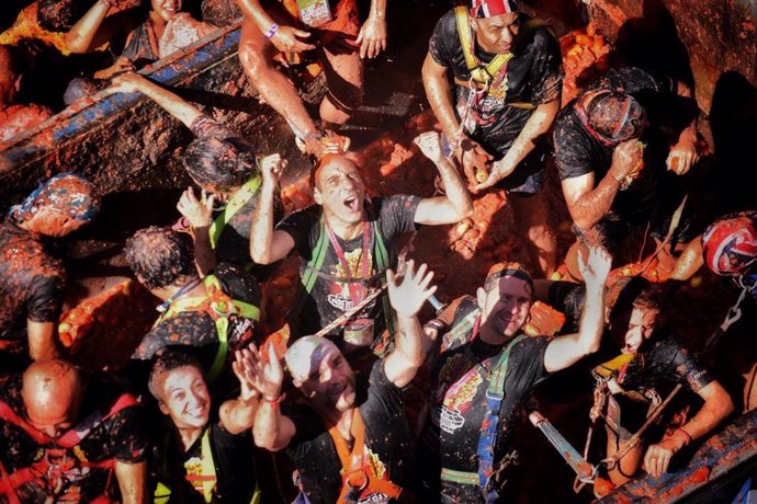 Miles de personas participan en la fiesta de la Tomatina de Buñol 2019.