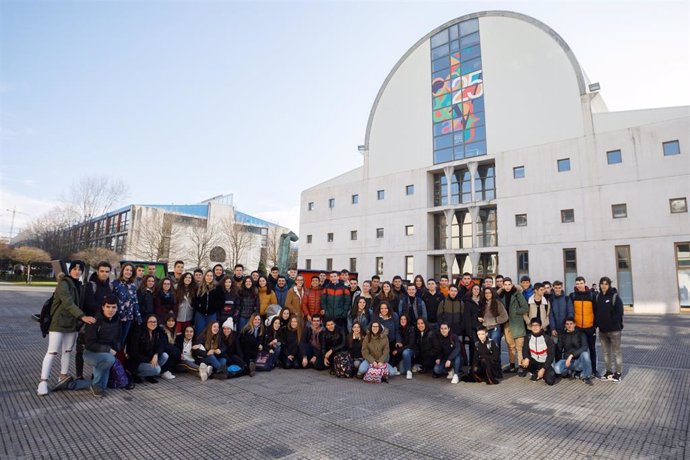 Estudiantes de Escolapios, en su visita a la Universidad Pública de Navarra.