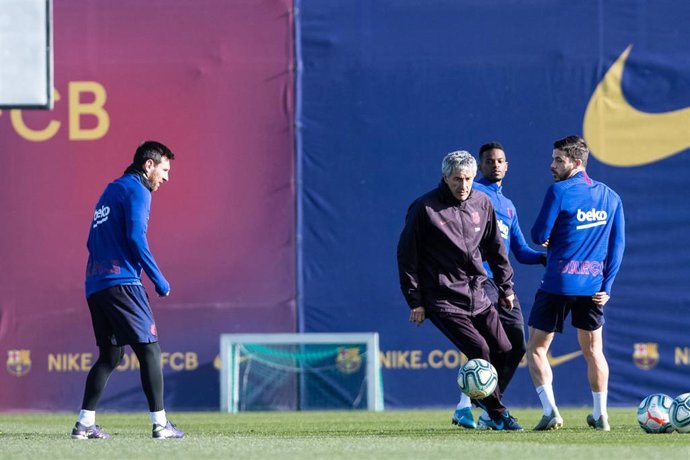 18th January 2020; Ciutat Esportiva Joan Gamper, Barcelona, Catalonia, Spain; Press Conference, Training Session; Quique Setien and Leo Messi playing during the training session