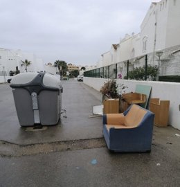 Enseres y basura en Vera Playa