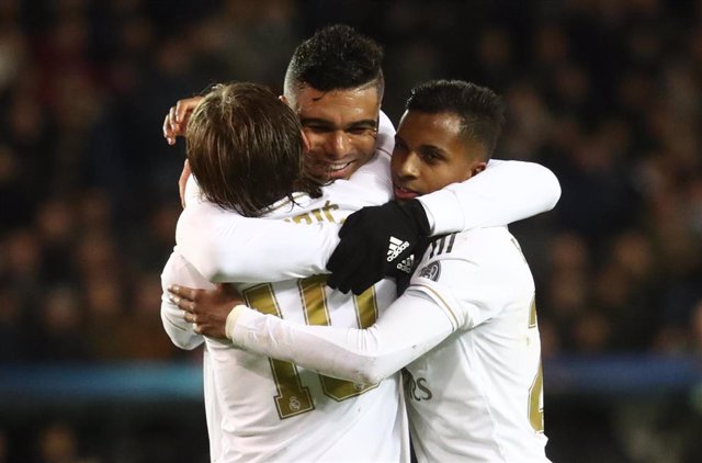 Casemiro celebra un gol del Real Madrid con sus compañeros.