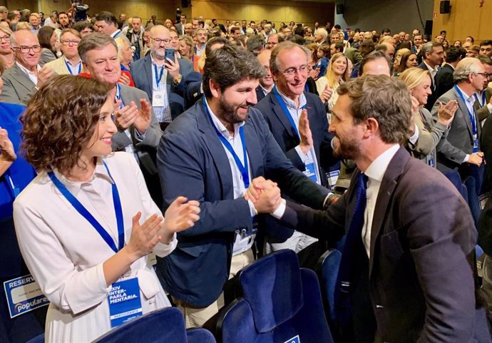 López Miras saluda a Pablo Casado en la Interparlamentaria Popular