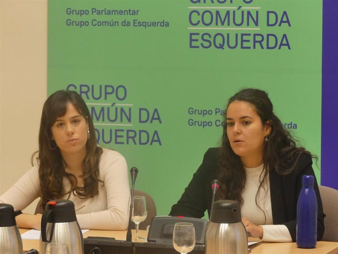 La diputada del Grupo Común da Esquerda Paula Quinteiro (izquierda) y la viceportavoz del grupo Luca Chao (derecha), en un desayuno informativo.