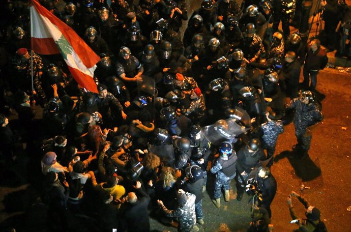 Líbano.- Graves disturbios entre manifestantes y fuerzas de seguridad en Beirut