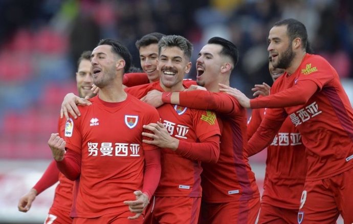 Fútbol/Segunda.- (Crónica) El Numancia aprieta la lucha arriba y el Rayo no pued