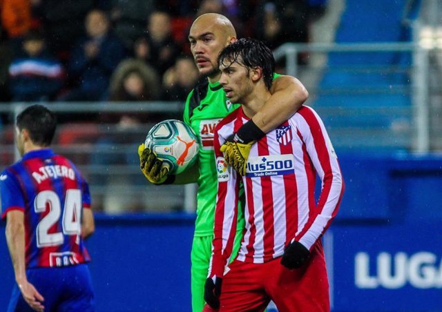Joao Félix y Dmitrovic en un Eibar - Atlético de Madrid