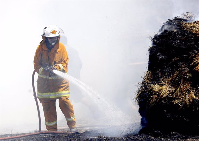 Imagen de un bombero en Australia. 