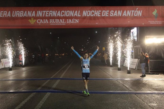 Lola Chiclana, tercera clasificada en la Carrera Urbana Internacional Noche de San Antón