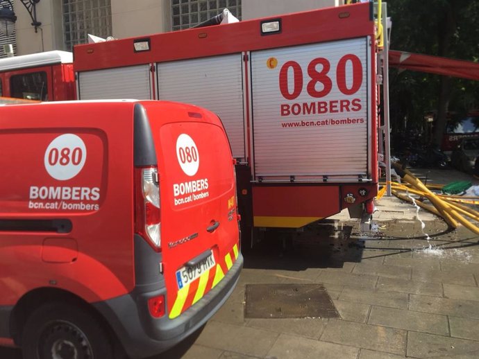 Vehicles de Bombers de la Generalitat treballant