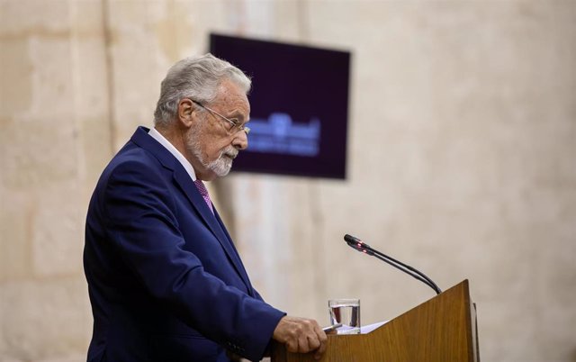El defensor del Pueblo Andaluz, Jesús Maeztu, interviene en el Pleno del Parlamento de Andalucía (Foto de archivo).