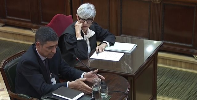 L'ex-cap dels Mossos d'Esquadra, Josep Lluis Trapero, declara en la jornada 17 del judici del procés al Tribunal Suprem. Al seu costat, l'acompanya en la taula la seva advocada, Olga Tubau.  