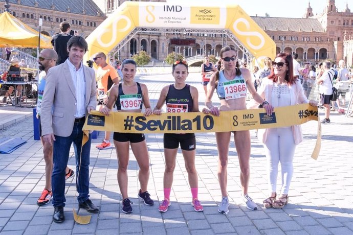David Guevera con participantes del circuito #Sevilla10