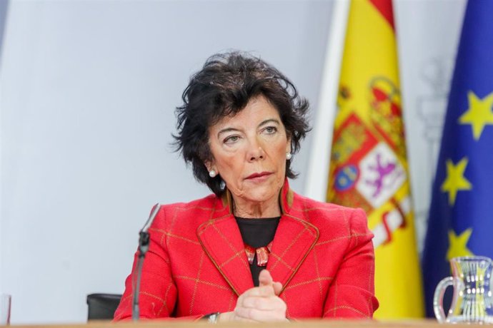 La ministra de Educación y Formación Profesional, Isabel Celaá, comparece ante los medios de comunicación tras la segunda reunión del Consejo de Ministros del Gobierno de coalición del PSOE y Unidas Podemos, a 17 de enero de 2020.