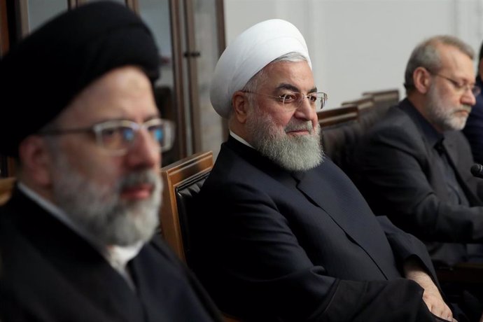 Alí Lariyani (derecha) junto al presidente Hasán Rohani (centro)