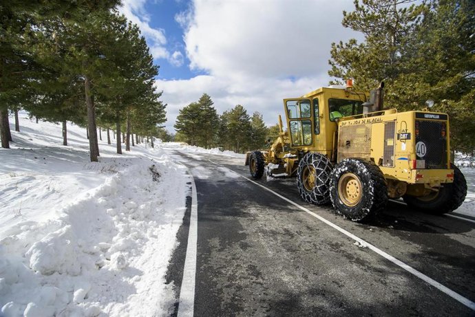 Maquinaria despeja la vía de nieve en Velefique (Almería)