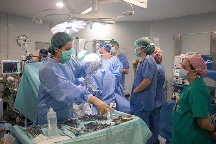 Operación a un niño con un raro tumor difuso que afecta la cavidad abdominal en el Hospital Virgen del Rocío
