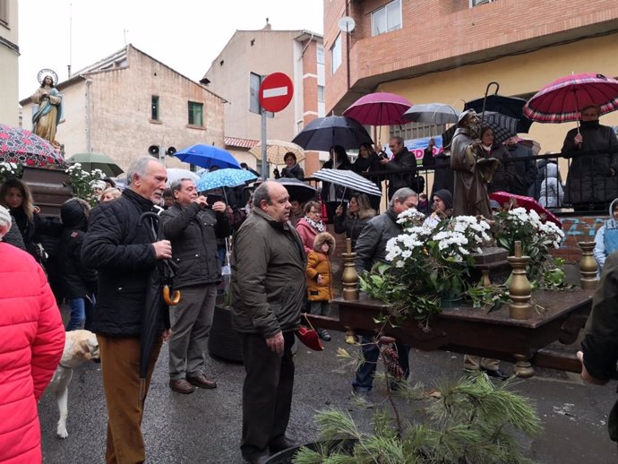 Un centenar de animales reciben la bendición de San Antón en Teruel.