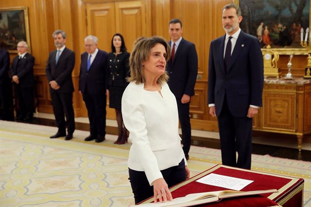 La vicepresidenta de Transición Ecológica y Reto Democrático, Teresa Ribera, jura o promete su cargo ante el Rey Felipe VI, en el Palacio de la Zarzuela de Madrid, a 13 de enero de 2020.