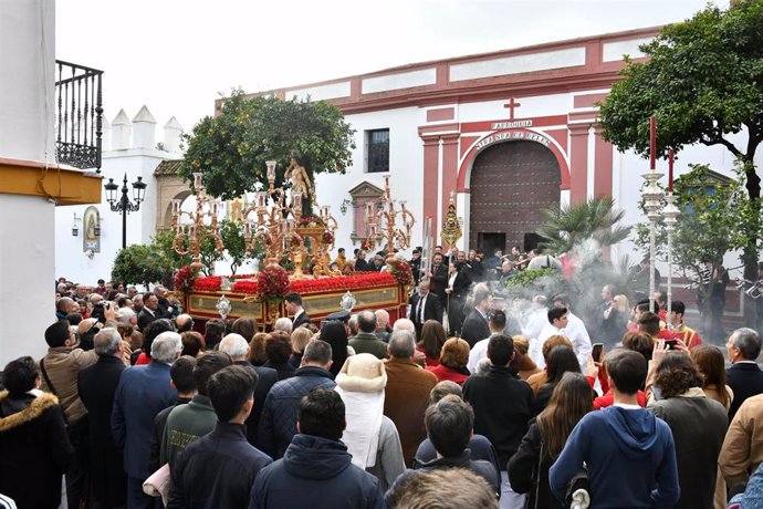 Tomares acompaña a San Sebastián, patrón del municipio, en su salida procesional.