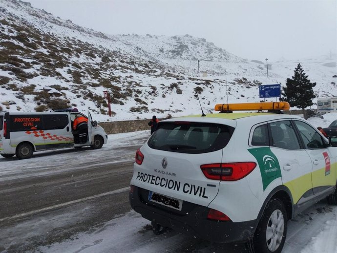 Protección Civil en un carretera con nieve en una imagen de archivo