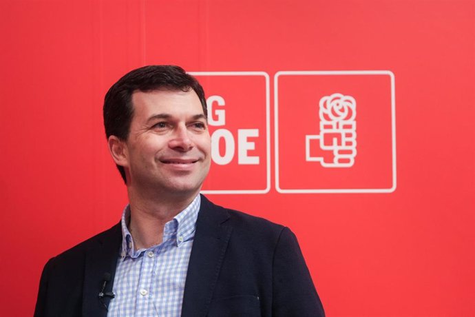 El secretario general del PSG-PSOE, Gonzalo Caballero, posa tras su entrevista con Europa Press, en Santiago de Compostela /Galicia (España), a 9 de enero de 2020.