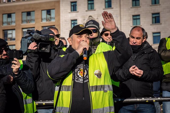 Tito Álvarez, el fundador de Élite Taxi (el sindicato mayoritario de taxistas de Barcelona) interviene en la asamblea de taxistas organizada en el Paseo de Gracia de Barcelona (frente al hotel Iberostar). En su quinto día de huelga indefinida, los taxis