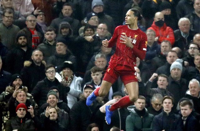 Virgil van Dijk celebra un gol con el Liverpool FC.