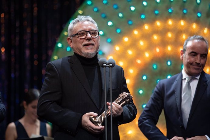El director de 'La catedral del mar', Jordi Frades, recull el Premi Gaudí a la Millor Pellícula per a Televisió.