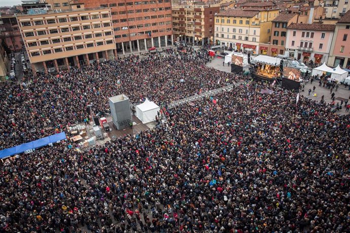Unas 40.000 personas han abarrotado la plaza Ocho de Agosto en Bolonia, en el norte de Italia, como parte del movimiento de 'Las Sardinas' en contra de Matteo Salvini y su partido de extrema derecha Liga Norte. 