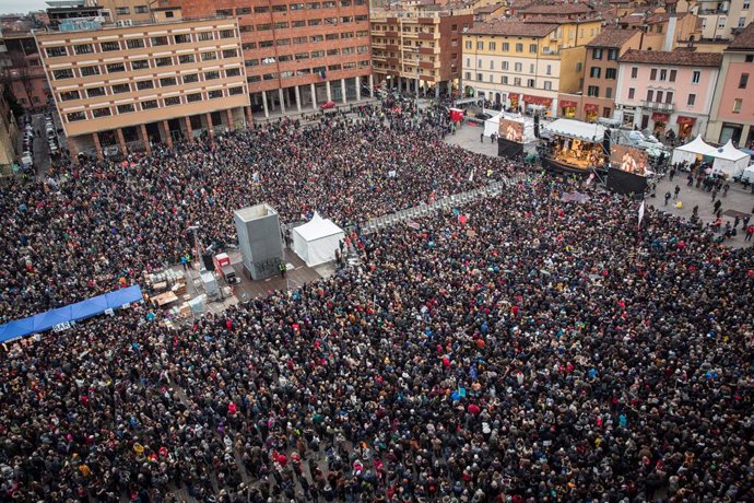 Italia.- El movimiento de 'Las sardinas' congrega en una manifestación a casi 40