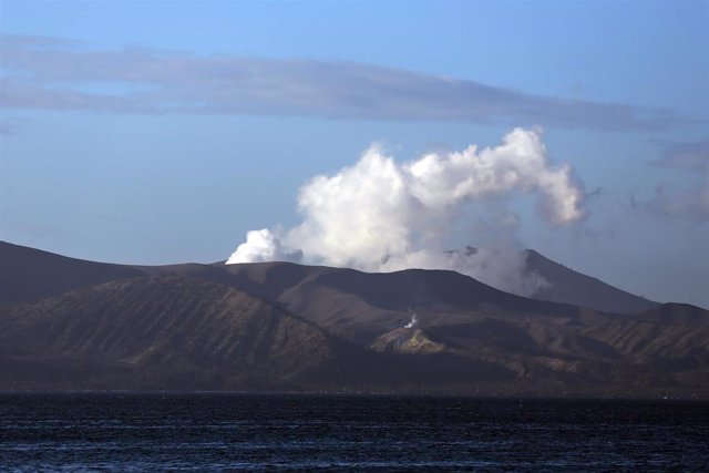 El volcán Taal expulsando cenizas y humo