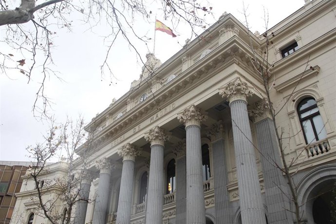 Economía/Bolsa.- El Ibex 35 inicia la semana en rojo (-0,1%) y se mantiene por d